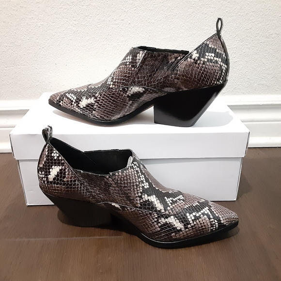 Vince Camuto - Picture 2 of 4